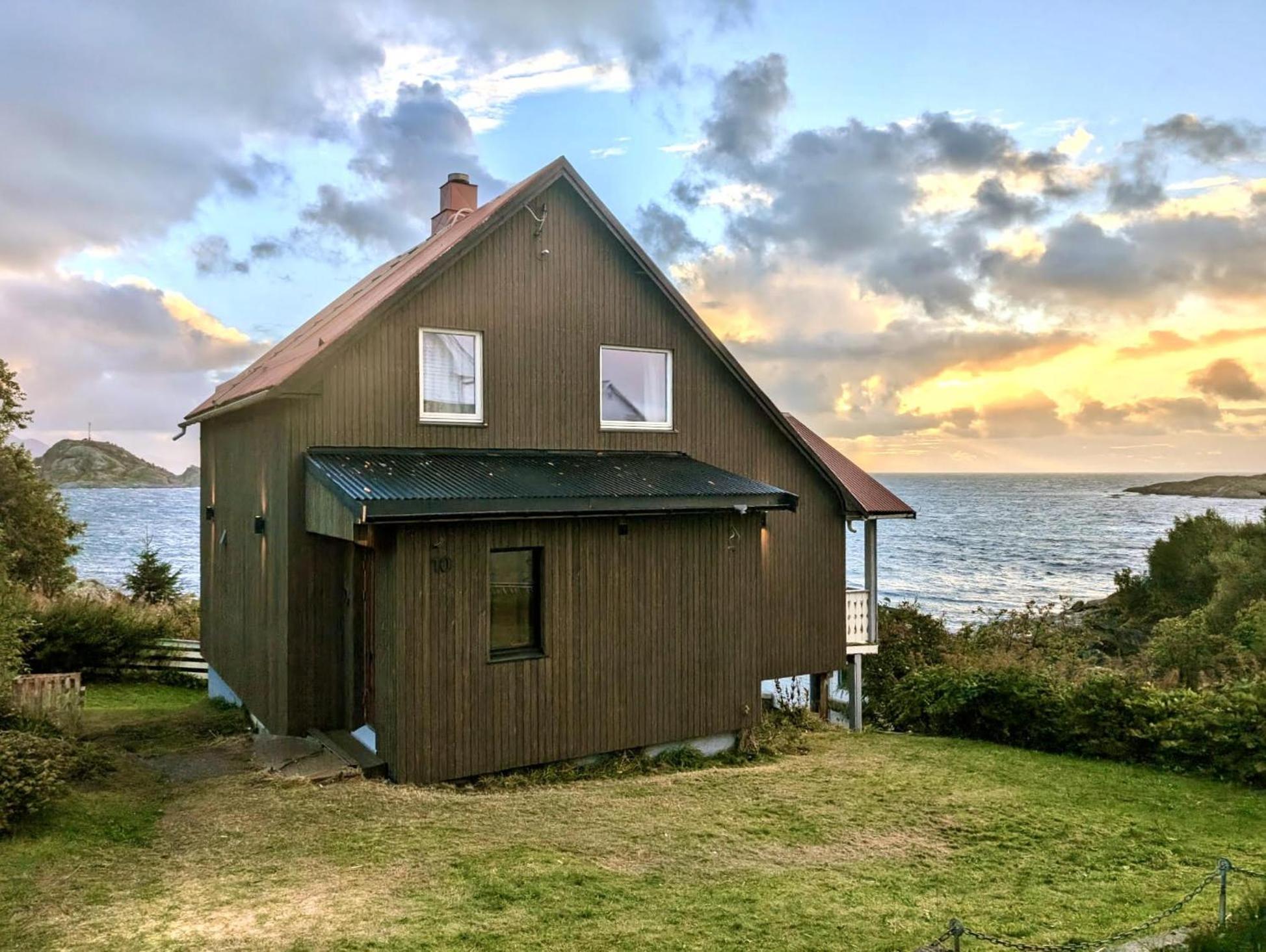 House By The Sea Reine, Lofoten Exterior photo